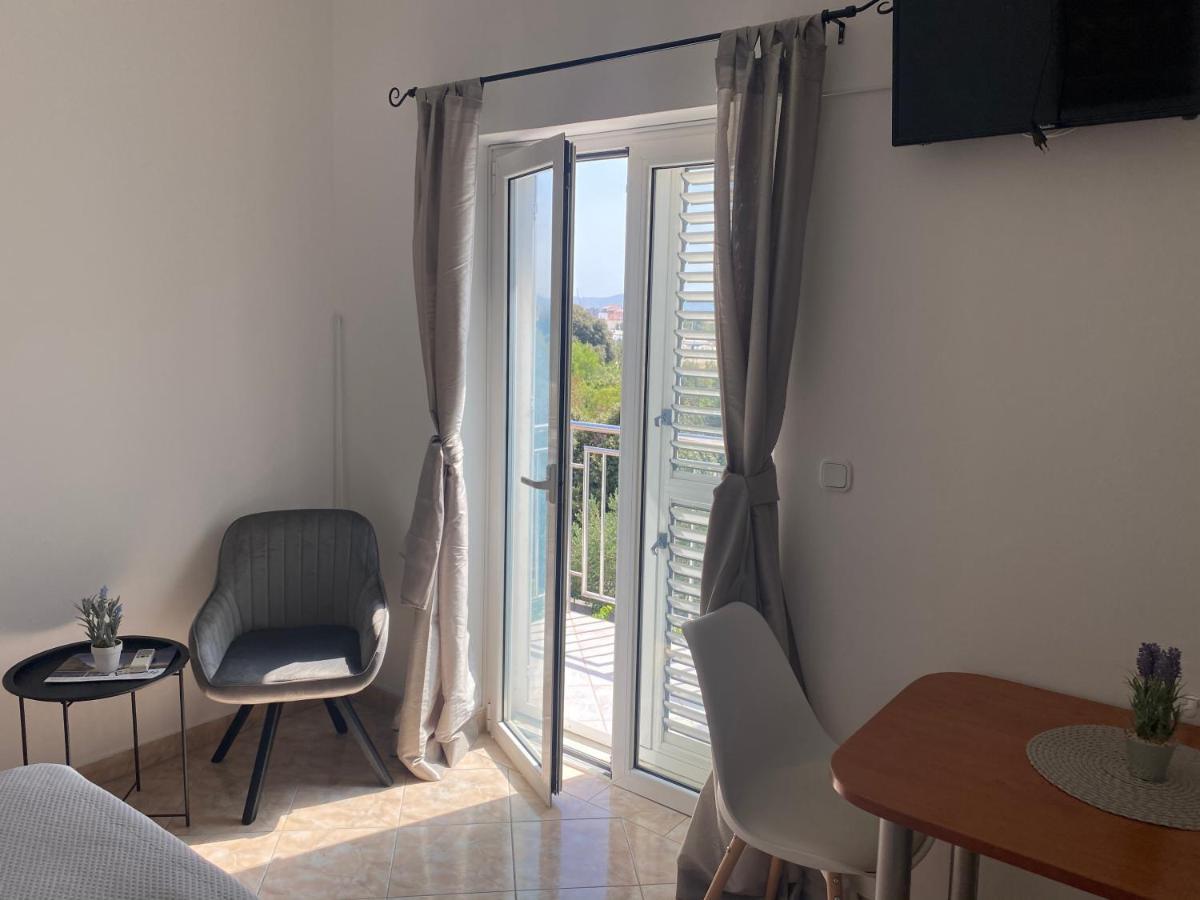 Leona Apartment *