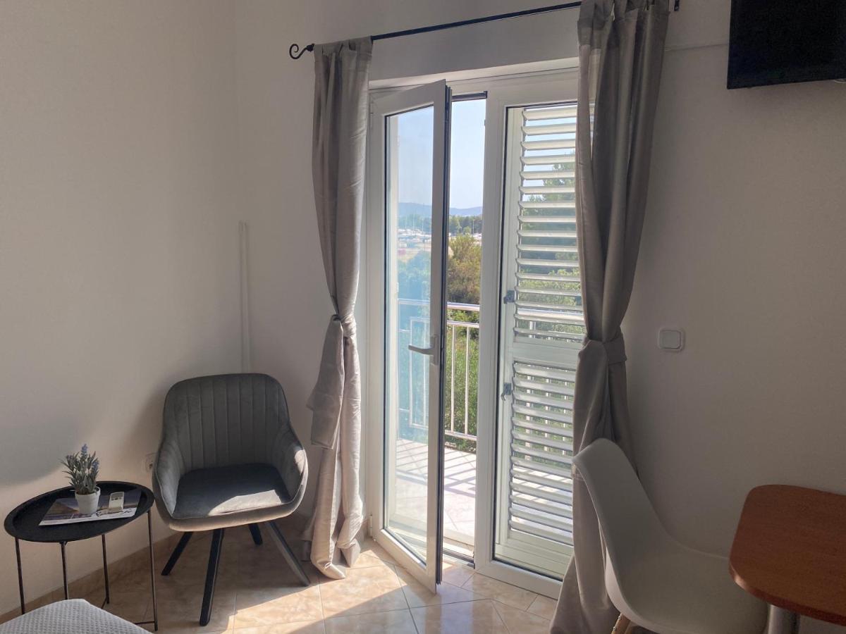 Leona Apartment