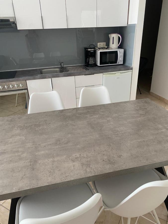 Leona Apartment *