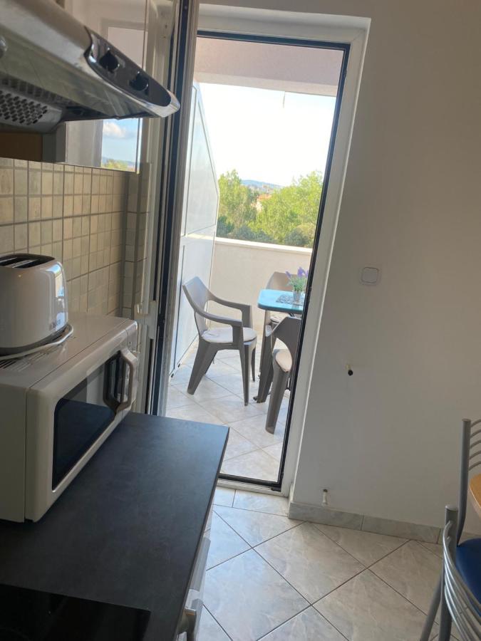 Leona Apartment